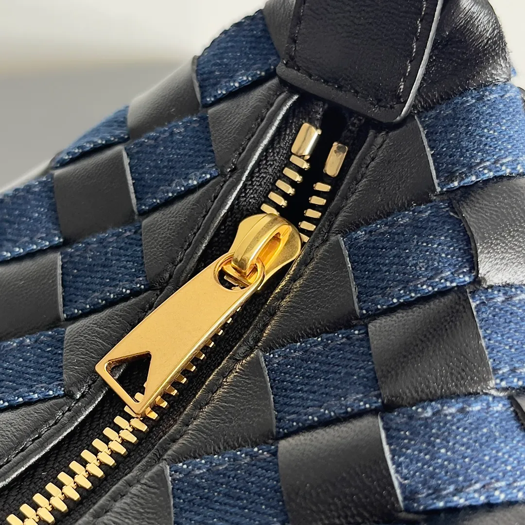 Batch 1560 Different colors collide with different sparks, different materials collide with layers and designs, BOTTEGA VENETA wallace is on the list of retro denim series, the stiffness of denim is matched with soft leather, fashion has no standards, innovation is progress, retro denim, a combination of classics and personality, casual, lazy and unique, the large capacity is too friendly for summer, freeing hands in sultry weather is people's biggest need Style number: 796393 Size: 22*13*9cm